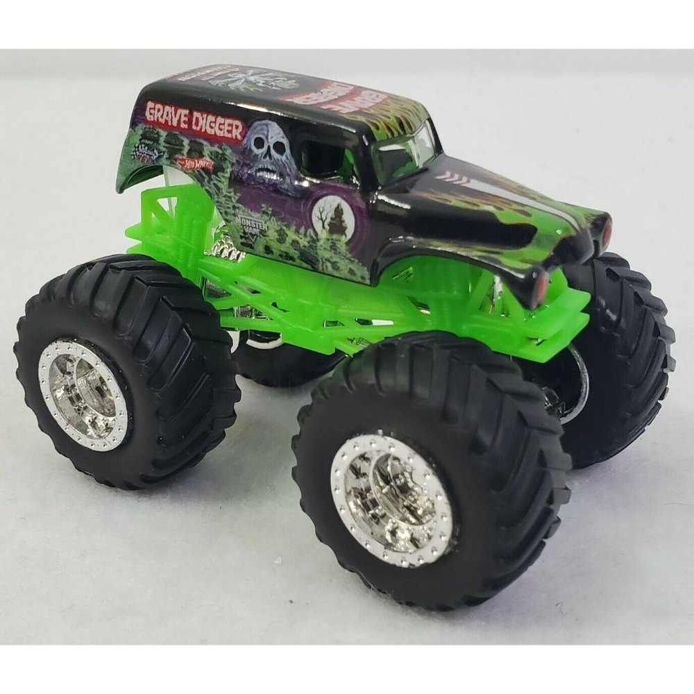 2009 Hot Wheels Grave Digger Monster Jam NMC 1:64 4 Time Champ Part Of Hauler